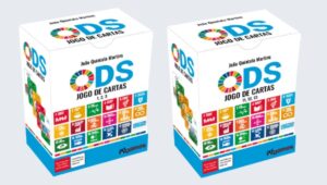 Caixas das duas versões do ODS: Jogo de Cartas, criado para a Fundação Eugénio de Almeida