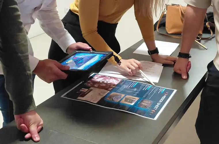 Equipa a resolver um enigma com o iPad e a ficha da missão num escape game em sala